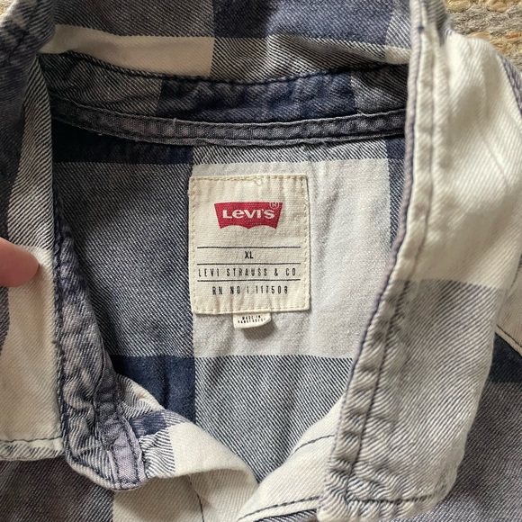 Men’s Levi’s Plaid Blue and White Button Down - Picture 4 of 5